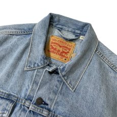 画像2: Levi's USA #72334 The Trucker Denim Jacket Light Stonewash / リーバイス アメリカモデル ザ・トラッカー デニムジャケット ライトストーンウォッシュ (2)