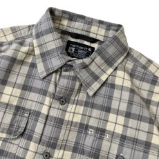 画像2: Carhartt L/S Loose Fit Heavyweight Flannel Plaid Shirts Grey / カーハート ロングスリーブ ヘビーウェイト プレイド フランネル シャツ グレー (2)