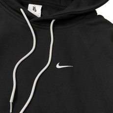 画像2: NIKE Solo Swoosh Pullover Sweat Hoodie Black / ナイキ ソロ スウォッシュ プルオーバー スウェット フーディ ブラック (2)