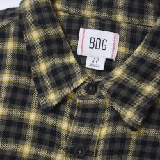 画像2: BDG Cropped Plaid Flannel Shirt - Green Multi (2)