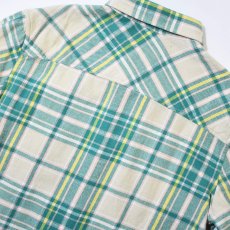 画像3: BDG Cropped Plaid Flannel Shirt - Neutral Multi (3)