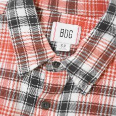 画像2: BDG Cropped Plaid Flannel Shirt - Light Red (2)