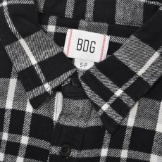 画像2: BDG Cropped Plaid Flannel Shirt - Black Multi (2)