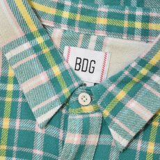 画像2: BDG Cropped Plaid Flannel Shirt - Neutral Multi (2)